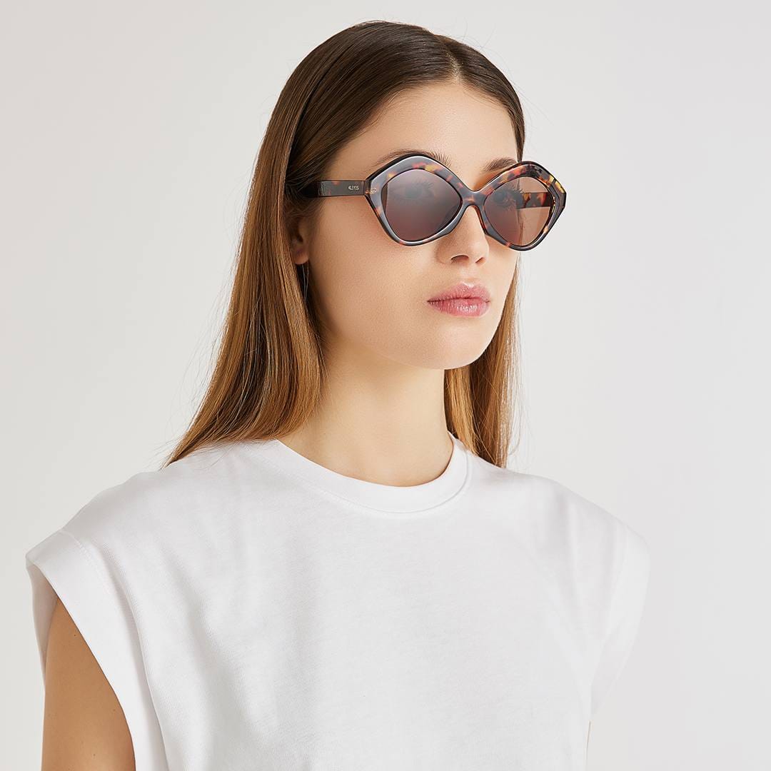 Eine Sonnenbrille von raffinierter Eleganz für Frauen,
