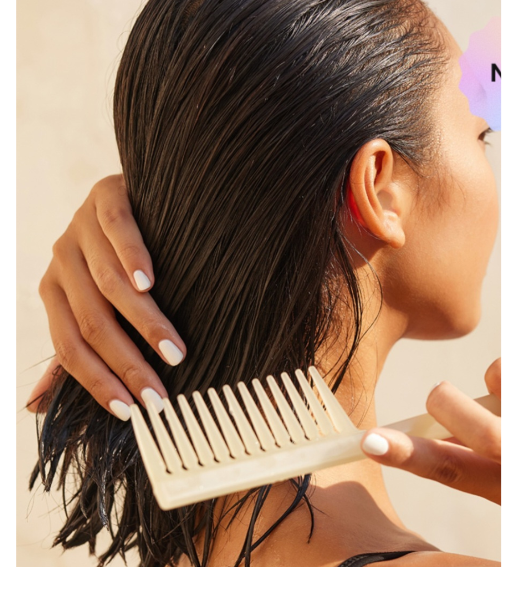 Serum capillaire bienêtre en soit à l’argan pour soin et brillance des cheveux, flacon avec gouttes dans une main.