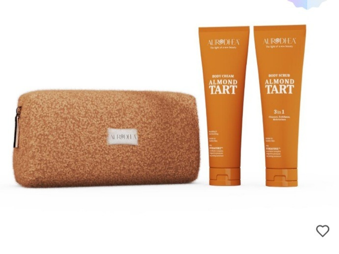 Ensemble de soins corporels Almond Tart de bienêtre en soit avec lotion et crème parfumées à l'amande.