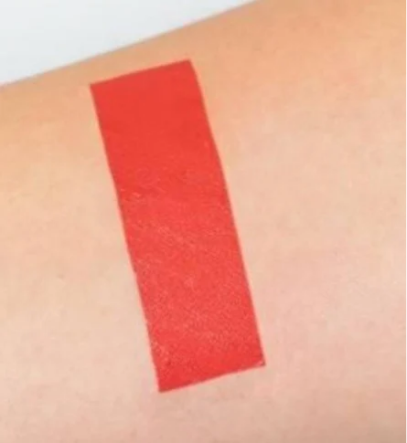Lippenstift liquide Chogan avec longue tenue, 7 ml, application précise et couleur vibrante, visible dans l’image.
