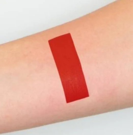 Lèvre avec rouge à lèvres liquide mat REVELVET de Chogan, longue tenue, couleur rouge velours, 7 ml.