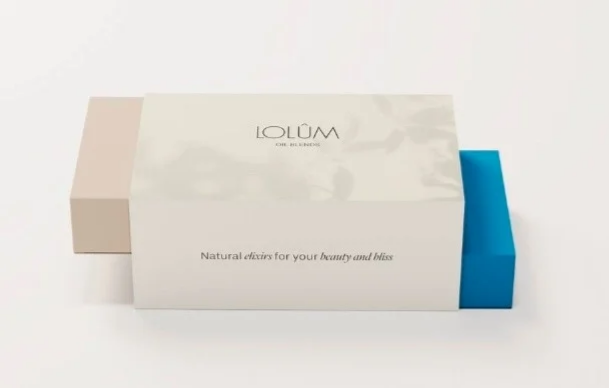 Ensemble de mélanges d'huiles végétales et essentielles bienêtre en soit, flacons colorés dans un coffret de kit de soins naturels.