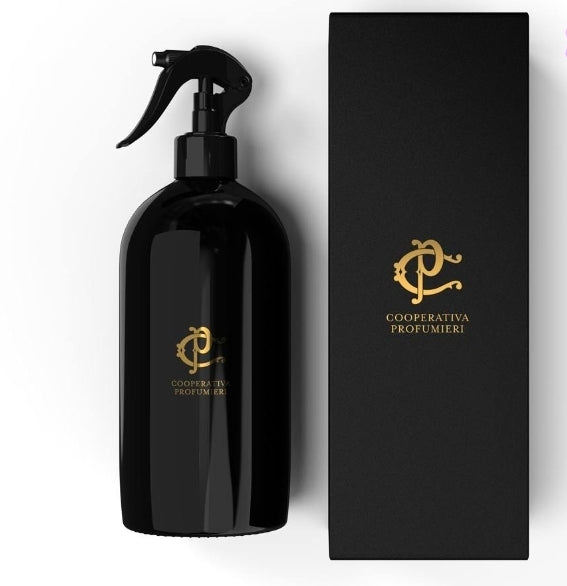 Raumduft-Spray Whispering Woods
500 mL
Whispering Woods Raumduft 500 ml | Cooperativa Profumieri
Duftsprays Whispering Woods Cooperativa Profumieri