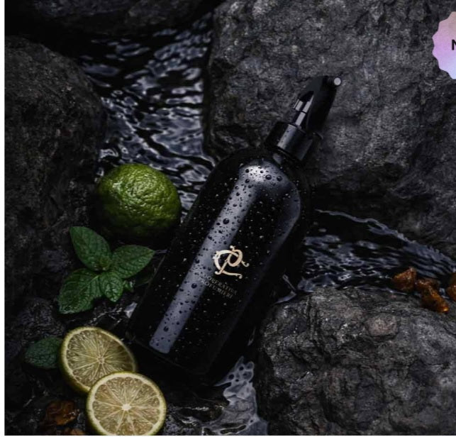 Duftsprays Whispering Woods Cooperativa Profumieri
Whispering Woods von Cooperativa Profumieri ist ein zitrisch-holziger Raumduft mit einem warmen, raffinierten Aroma.
Seine Noten aus Bergamotte, Patschuli und Ambra entfalten einen raumfüllenden Duft.
