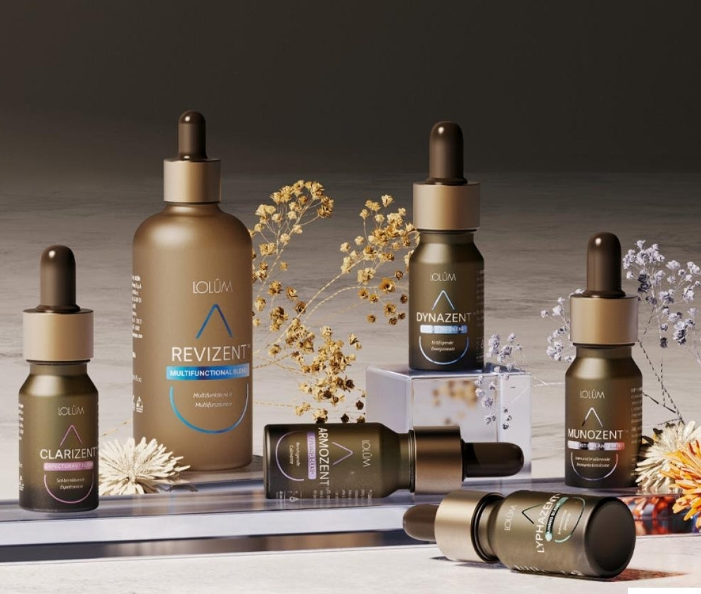 Essential Oil Blend Set | Ätherische Öle für Entspannung
Das Set enthält 6 exklusive Ölmischungen:

CLARIZENT™ – Schleimlösend - 10 ml (Best.-Nr. LO001), 1 St.
ARMOZENT™ – Beruhigend - 10 ml (Best.-Nr. LO002), 1 St.
DYNAZENT™ – Kräftigend - 10 ml (Best.-Nr. LO003), 1 St.
MUNOZENT™ – Immunstimulierend - 10 ml (Best.-Nr. LO004), 1 St.
LYPHAZENT™ – Entwässernd - 10 ml (Best.-Nr. LO005), 1 St.
REVIZENT™ – Multifunktional - 50 ml (Best.-Nr. LO006), 1 St.