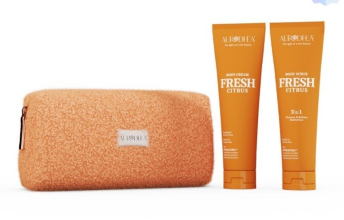 Körperpflege-Set - bienêtreensoit 
Körperpeeling Fresh Citrus mit HYDRACORE™ (150 ml);

- Körpercreme Fresh Citrus mit HYDRACORE™ (150 ml);

- Kosmetiktasche Teddy, farblich abgestimmt.