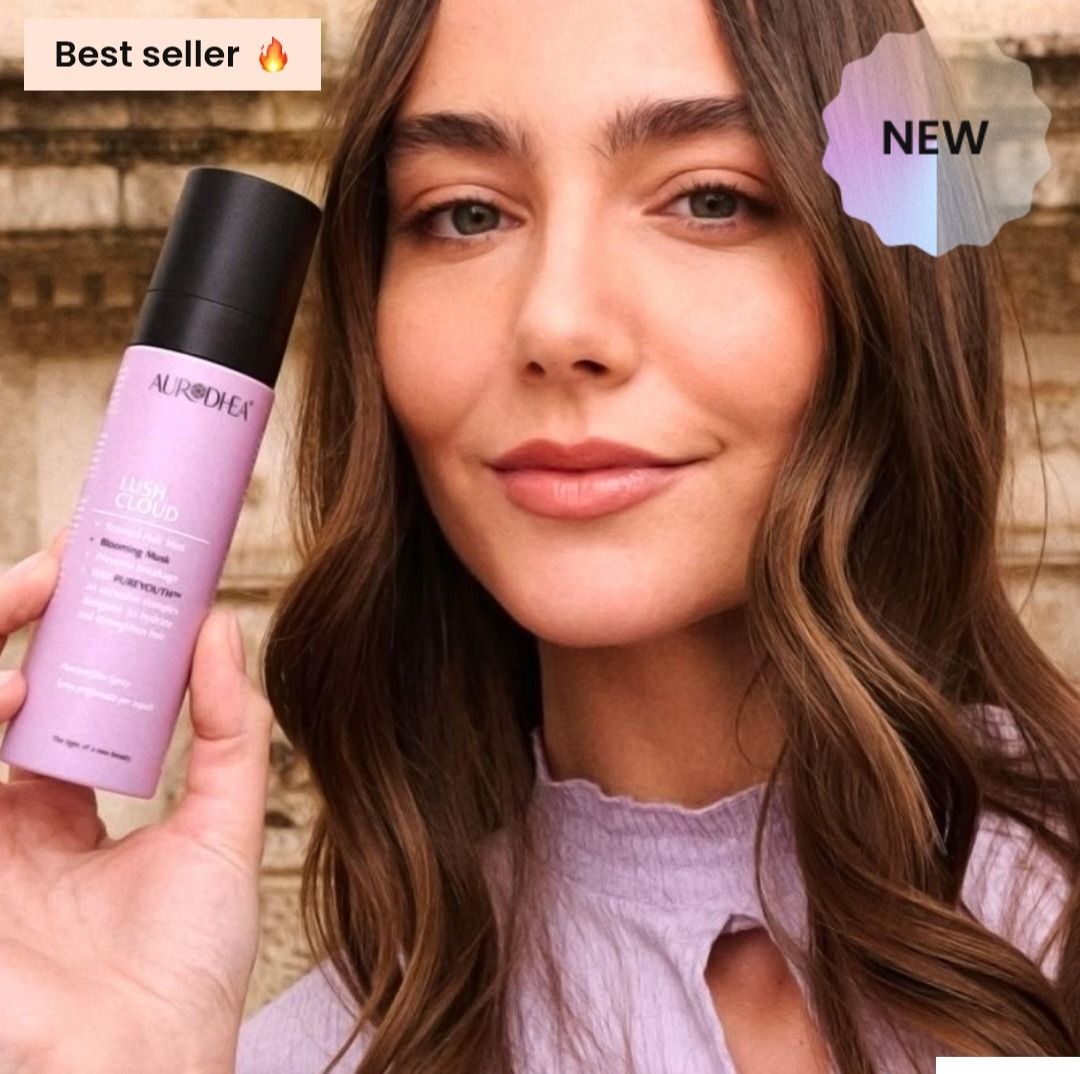 Spray parfum pour cheveux LUSH CLOUD Blooming Musk de bienêtre en soit, flacon avec vaporisateur et design élégant.