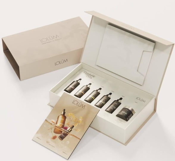 Ensemble de flacons avec des mélanges d'huiles végétales du kit Lolûm de bienêtre en soit, pour soins naturels.