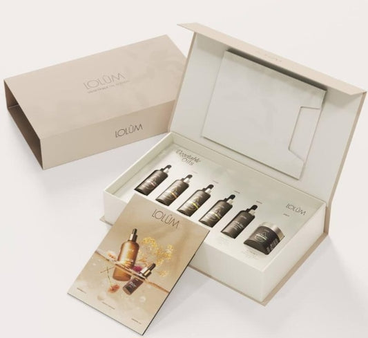 Ensemble de flacons avec des mélanges d'huiles végétales du kit Lolûm de bienêtre en soit, pour soins naturels.