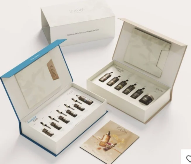 Ensemble de mélanges d'huiles végétales et d'huiles essentielles bienêtre en soit, avec flacons et seringues pour usage aromathérapie.
