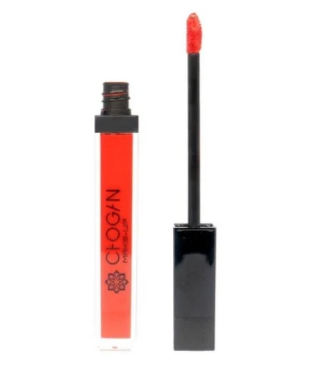 Lippenstift liquide mat long lasting Red Velvet de Chogan, 7 ml, appliqué sur lèvres avec fini mat élégant.