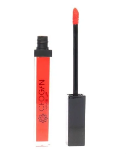 Lippenstift liquide mat avec longue tenue de 7 ml de la marque Chogan, application visible sur les lèvres.