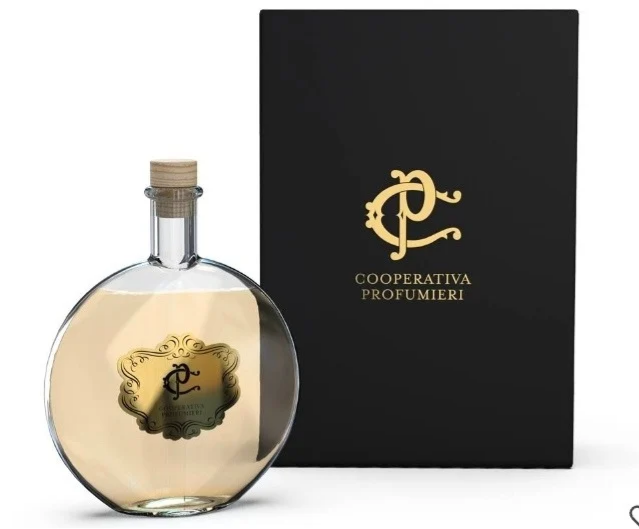 Diffuseur d'ambiance Scarlet Temptation bienêtre en soit de 100 ml, avec flacon élégant et tiges de diffusion parfumées.