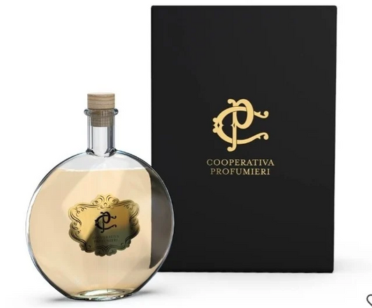 Diffuseur d'ambiance Scarlet Temptation bienêtre en soit de 100 ml, avec flacon élégant et tiges de diffusion parfumées.