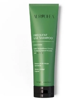 Shampoo Chogan pour lavage fréquent des cheveux avec Aloe Vera, bouteille blanche et verte, texture crémeuse visible.