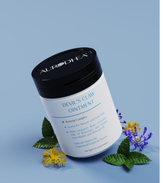 Crème corporelle bienêtre en soit avec huile essentielle de thym et romarin, appliquée sur la peau dans un flacon.