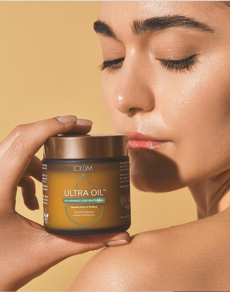 Huiles et beurres végétaux nourrissants dans le corps bien-être en soit ULTRA OIL, bouteille avec mélange d'huiles naturelles.