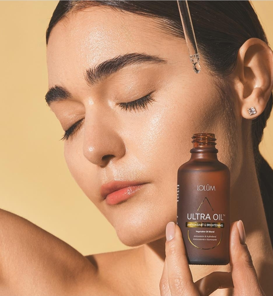 Mélange d'huiles végétales bienêtre en soit pour la peau, avec un flacon d'huile éclaircissante et antioxydante pour le corps.