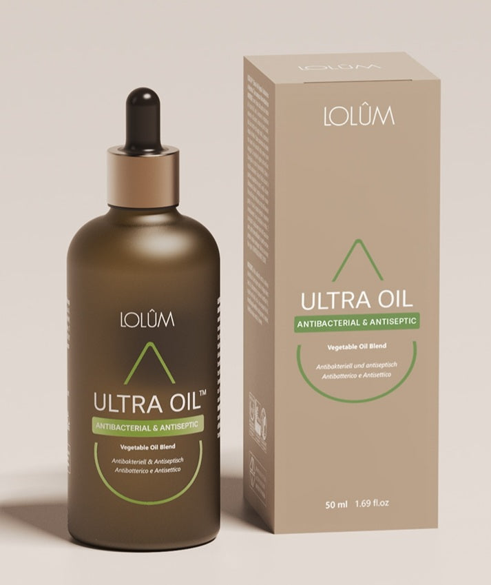 Mélange d'huiles végétales ULTRA OIL bienêtre en soit, antiseptique, pour une peau pure, présenté dans un ensemble.