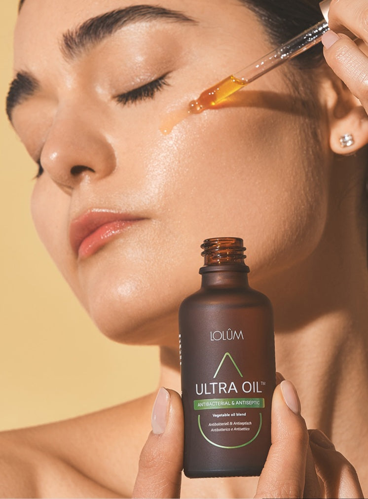Mélange d'huiles végétales Ultra Oil de bienêtre en soit, antibactérien, pour une peau claire et saine, vue dans un flacon.